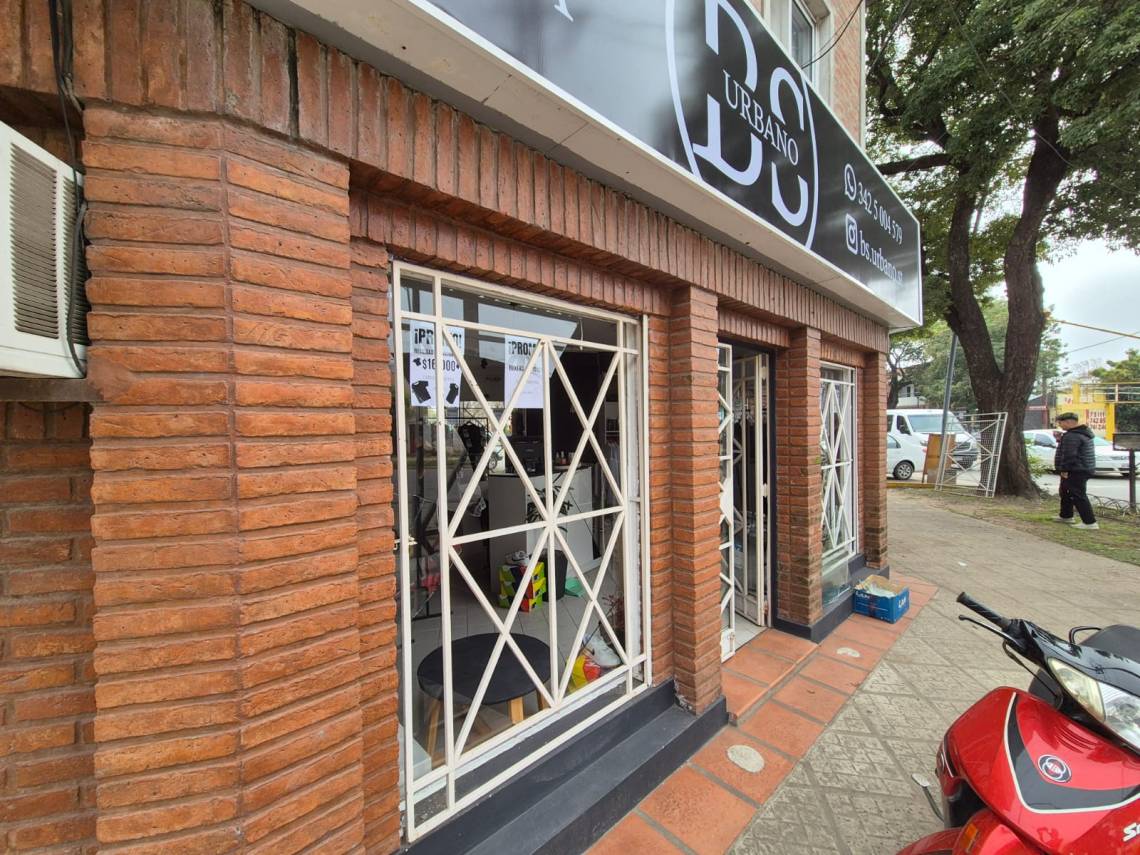 Robo en Avenida Luján: rompieron una vidriera y se llevaron varias prendas de un local de indumentaria
