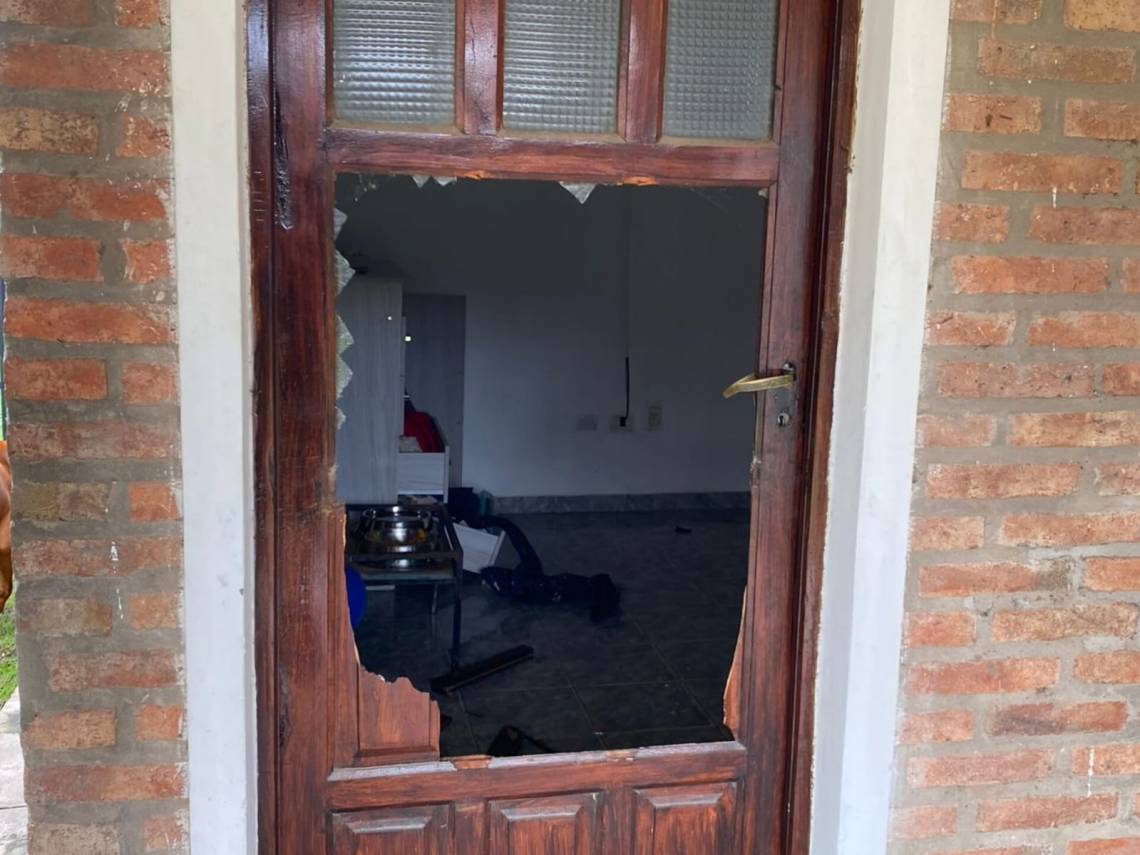 Así destrozaron la puerta principal de una vivienda. 