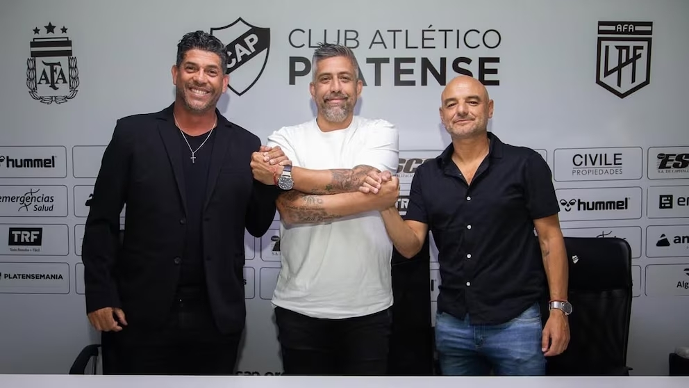 Sebastián Ordóñez, presidente de Platense, junto con Orsi y Gómez.