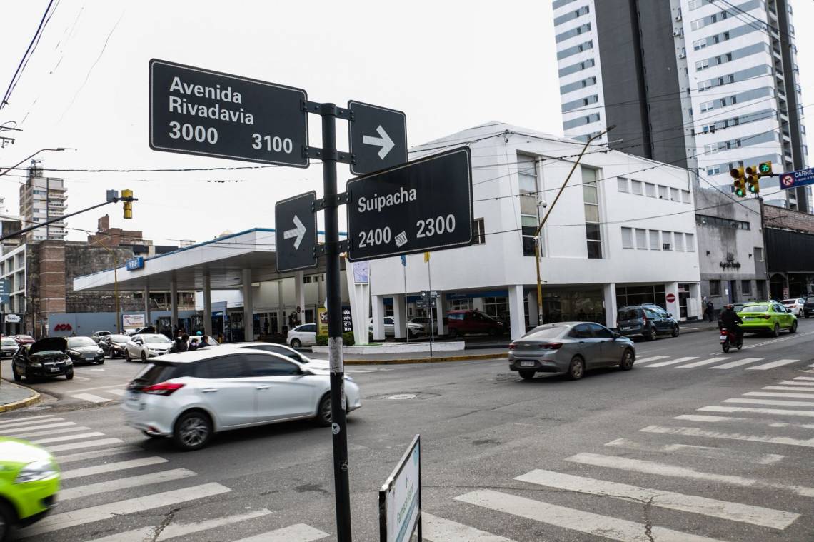 Modifican el tránsito en Rivadavia y Suipacha: permitirán girar a la derecha. (Foto: MSF)
