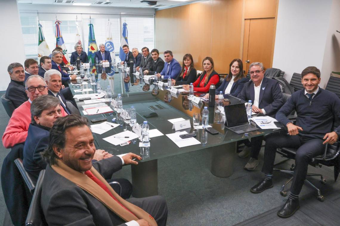 Disconformes con Nación, gobernadores impulsan un proyecto para redistribuir el impuesto a los combustibles