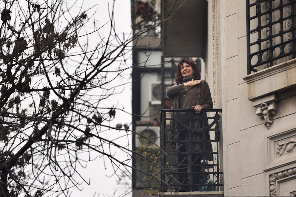 Cristina Kirchner en el balcón de San José 1111. (Crédito: REUTERS/Pedro Lazaro Fernandez)