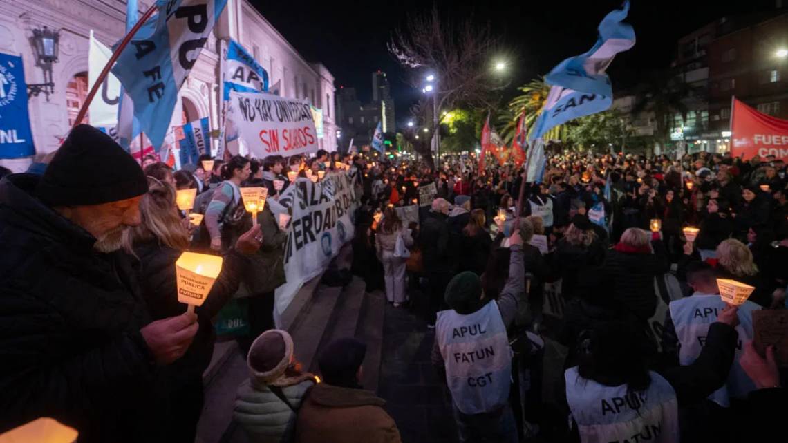 Masiva marcha universitaria en Santa Fe: fuerte reclamo por salarios y financiamiento