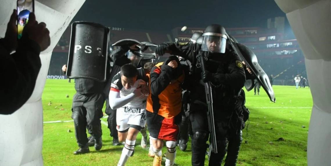 Crisis total: Colón perdía con Mitre y el partido fue interrumpido por graves disturbios