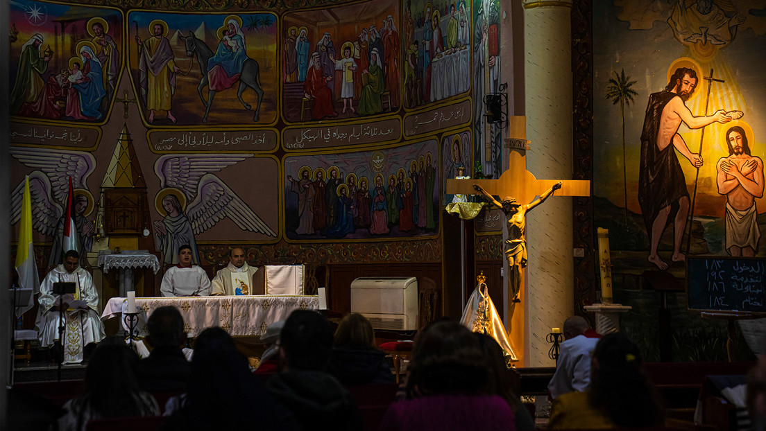 Fieles cristianos palestinos rezan en Nochebuena en la Iglesia Católica de la Sagrada Familia en la ciudad de Gaza. 24 de diciembre de 2022. (Fatima Shbair / AP)