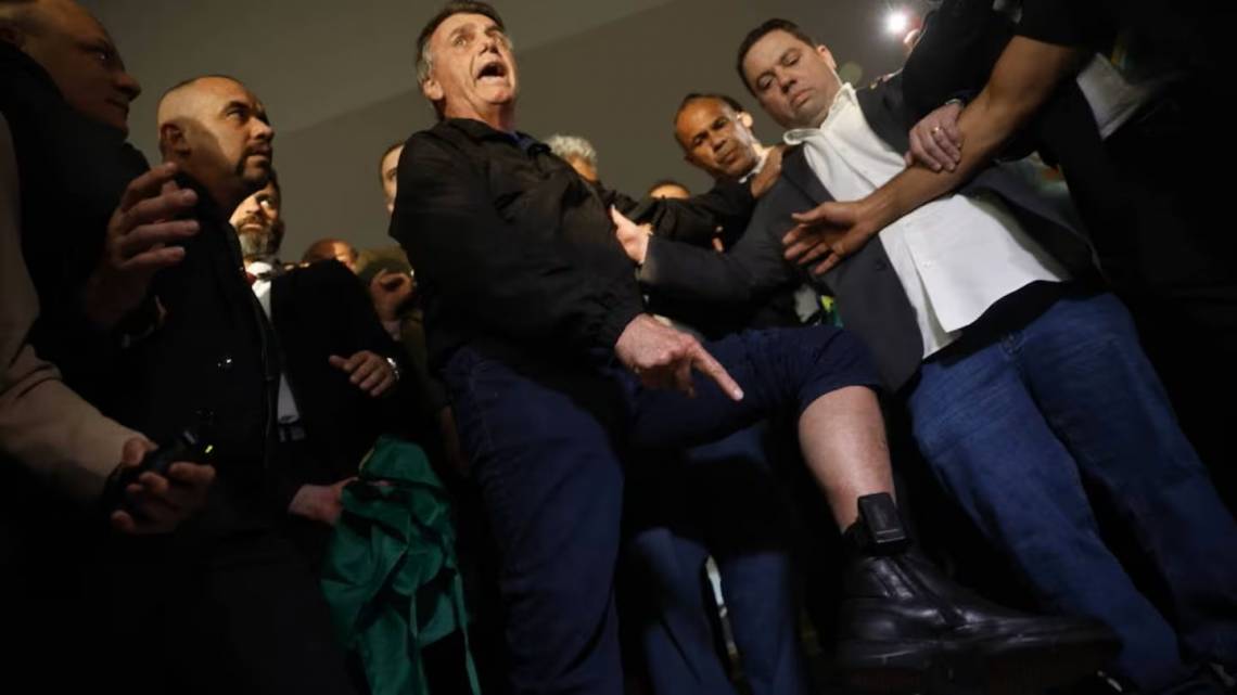 Tras la orden de la Corte de Brasil, Bolsonaro mostró su tobillera electrónica: “Máxima humillación”