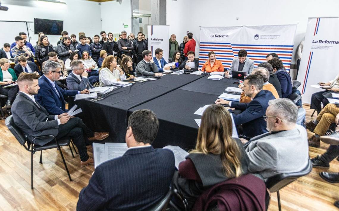 Constituyentes recibirán propuestas ciudadanas en Rosario en una audiencia sobre autonomía local. (Foto: Prensa CR)