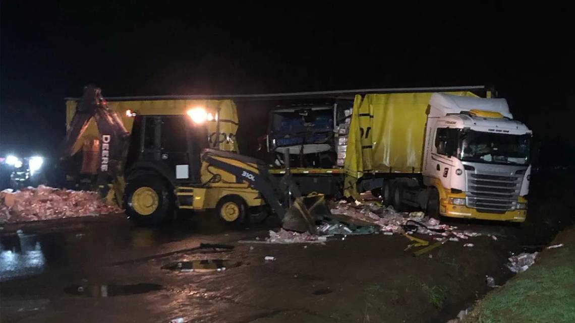 Fatal accidente en la Ruta 11: colisión entre un colectivo y un camión cerca de Nelson.