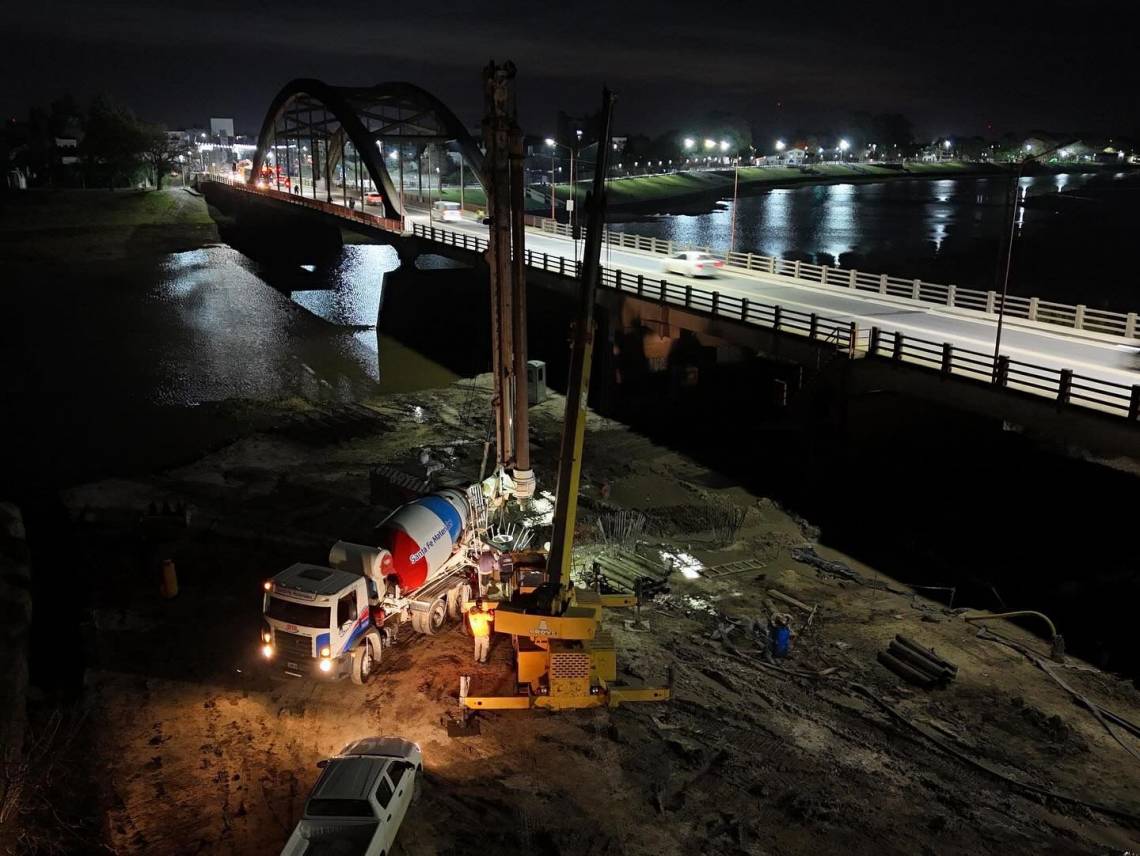 Con trabajos nocturnos, continúa la construcción del puente entre nuestra ciudad y Santa Fe. (Foto: GSF)