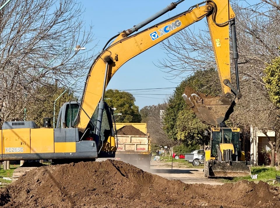 Pavimentación en Loyola: máquinas y cuadrillas municipales trabajan en nuevas cuadras