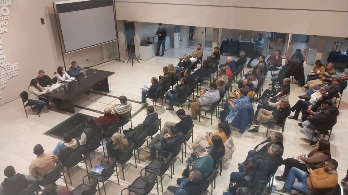 El plenario de FESTRAM rechazó la propuesta salarial y lanzó un plan de lucha con paros.