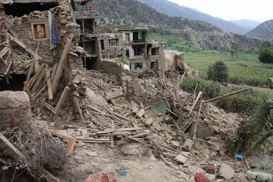 Ascienden a más de 1.100 los muertos por el terremoto en Afganistán.