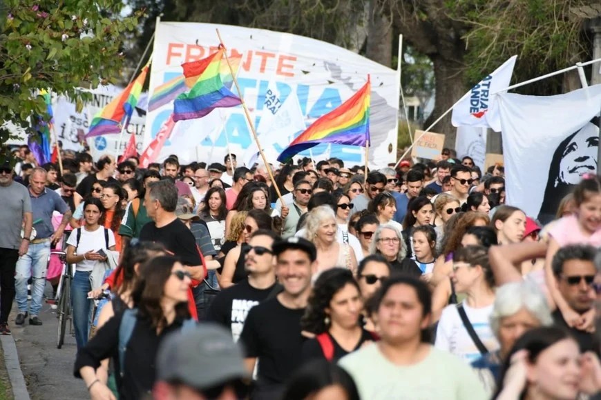 Estudiantes, docentes y dirigentes marcharon hasta la UNL para reclamar financiamiento y salarios dignos. (Foto: Manuel Fabatía / El Litoral)