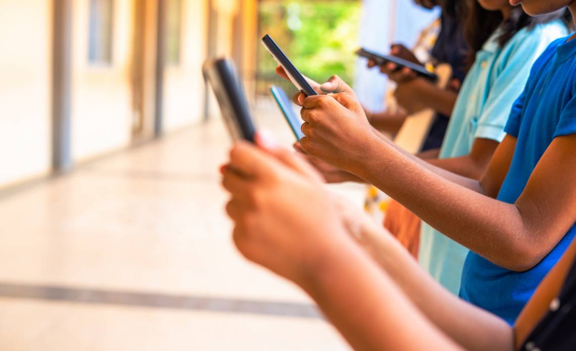 Celulares en las escuelas: entre la herramienta y la distracción