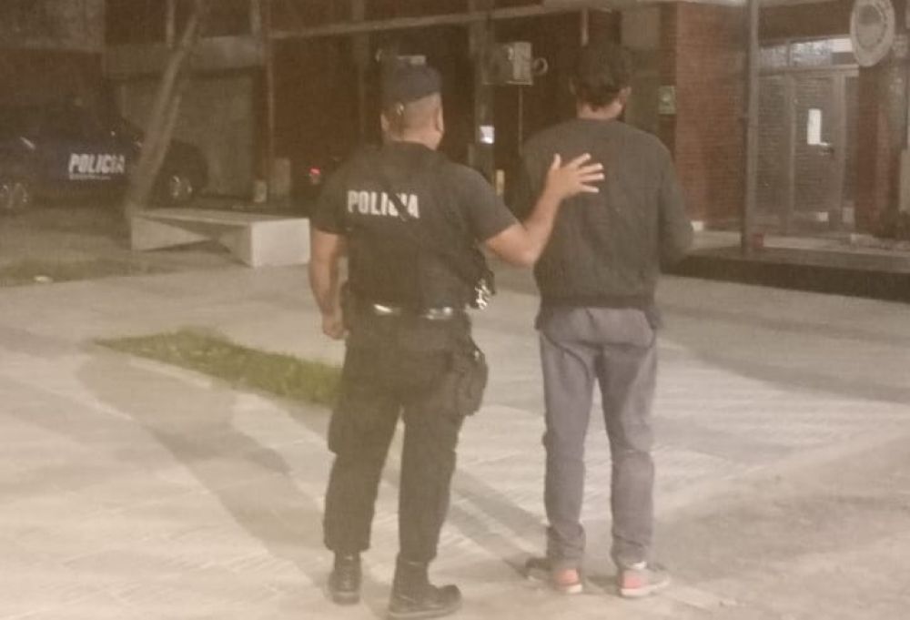 Un individuo fue identificado en la vía pública y tenía pedido de captura
