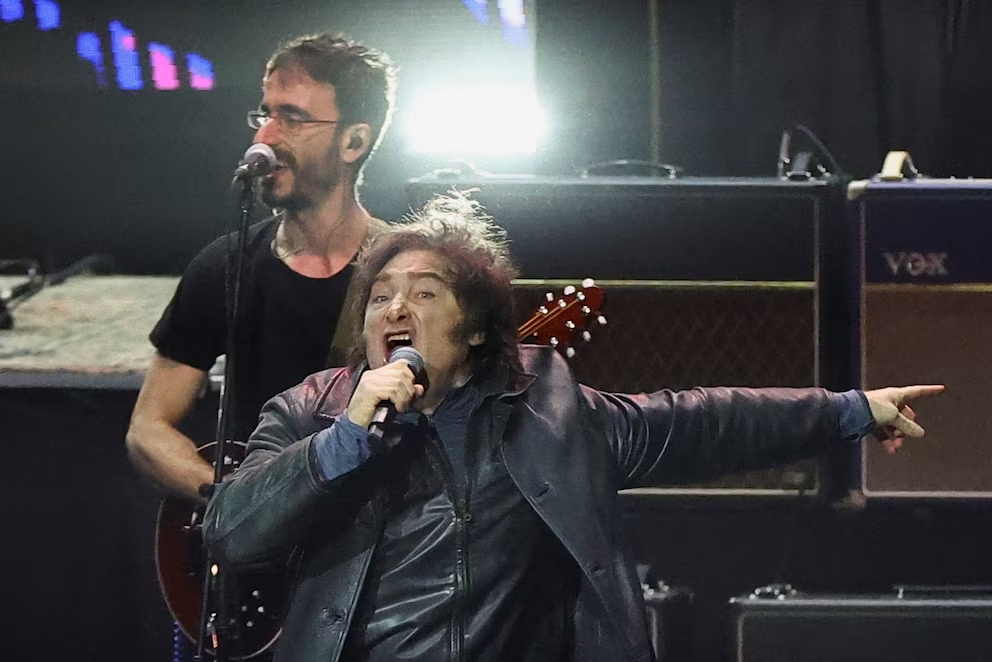 Con canciones, frases políticas y referencias internacionales, Milei encabezó un acto ante miles de seguidores
