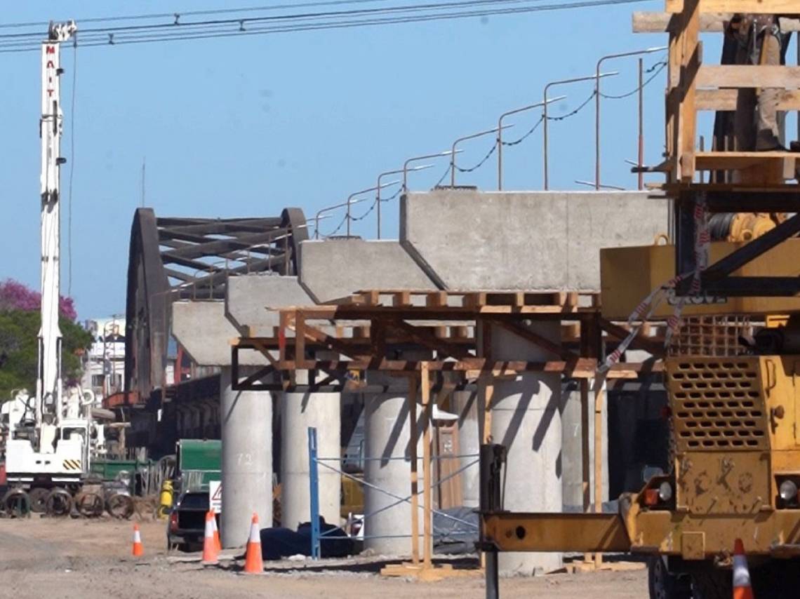 A siete meses del inicio, la obra del nuevo puente ya tiene un 30% de avance