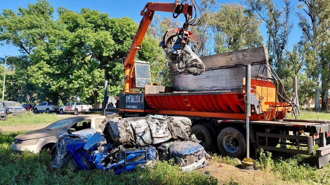 Plan de reordenamiento: iniciaron tareas de compactación de autos en desuso en Recreo. (Foto: GSF)