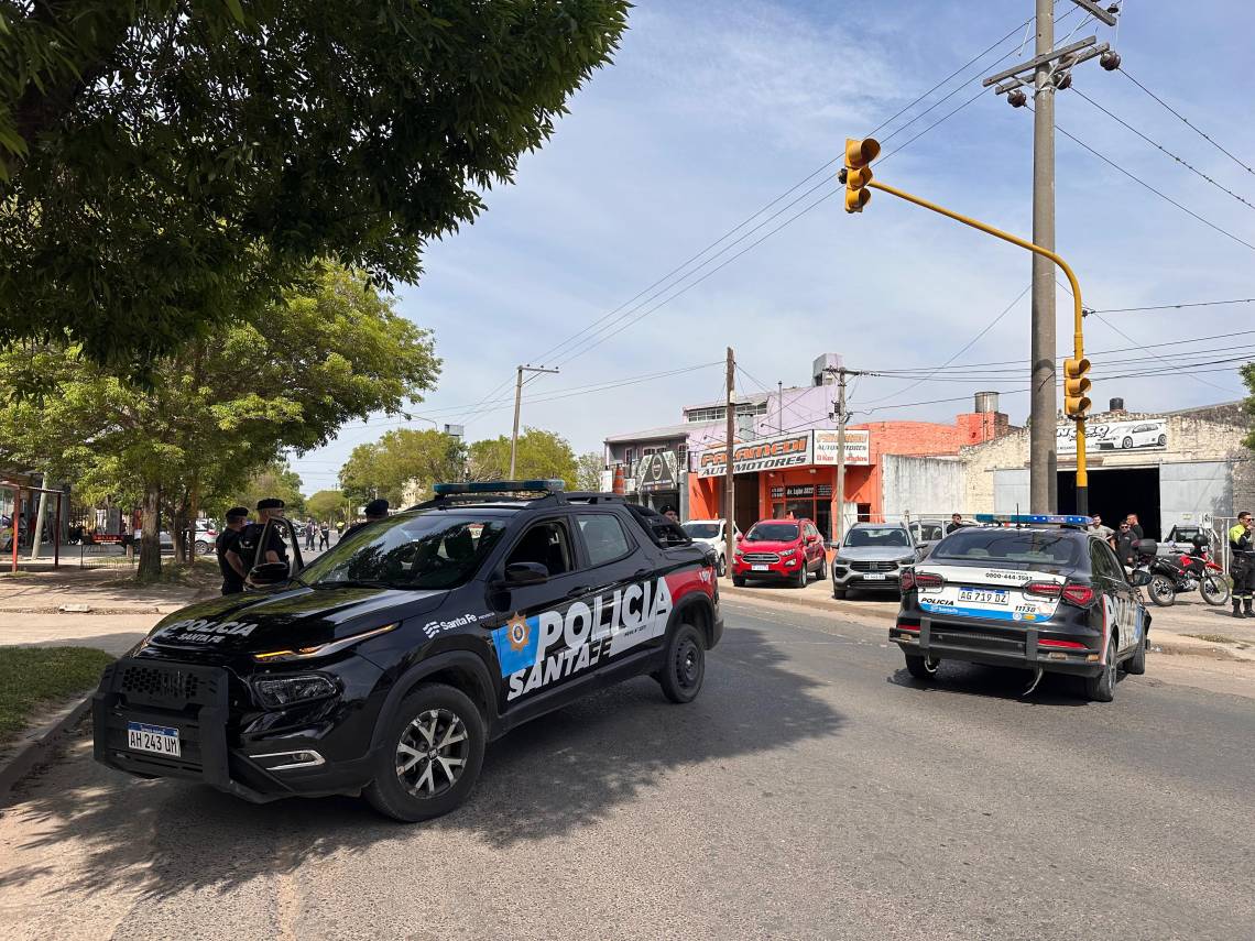 Un hombre se atrincheró en un comercio de Avenida Luján tras atacar a su pareja y fue reducido por la policía