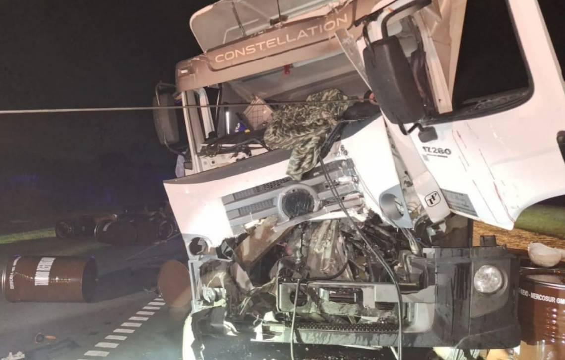 Accidente en la Autopista: un conductor quedó atrapado y fue liberado por los Bomberos Zapadores. (Foto: Gentileza)