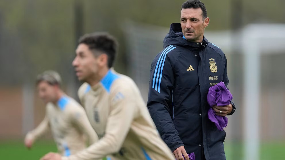 Con la presencia de Messi y varias sorpresas, Scaloni dio la última lista del año de la Selección