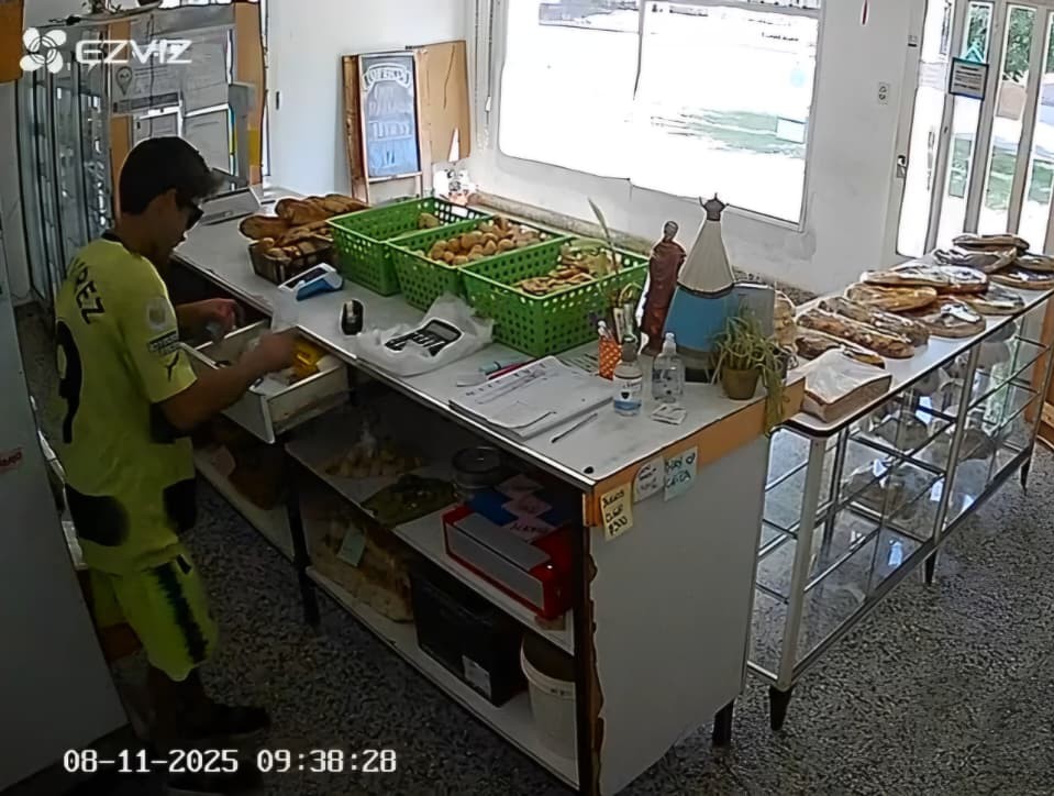 Un delincuente robó en una panadería de barrio Loyola y quedó registrado por las cámaras