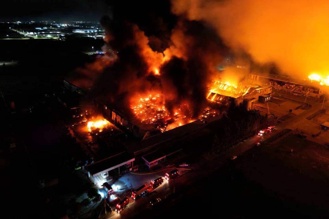 Investigan si una pérdida en un depósito de corrosivos provocó el incendio en Ezeiza