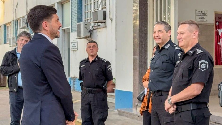 Multas internas, botellas de whisky y costillares: los detalles del esquema delictivo en la jefatura policial de Rosario