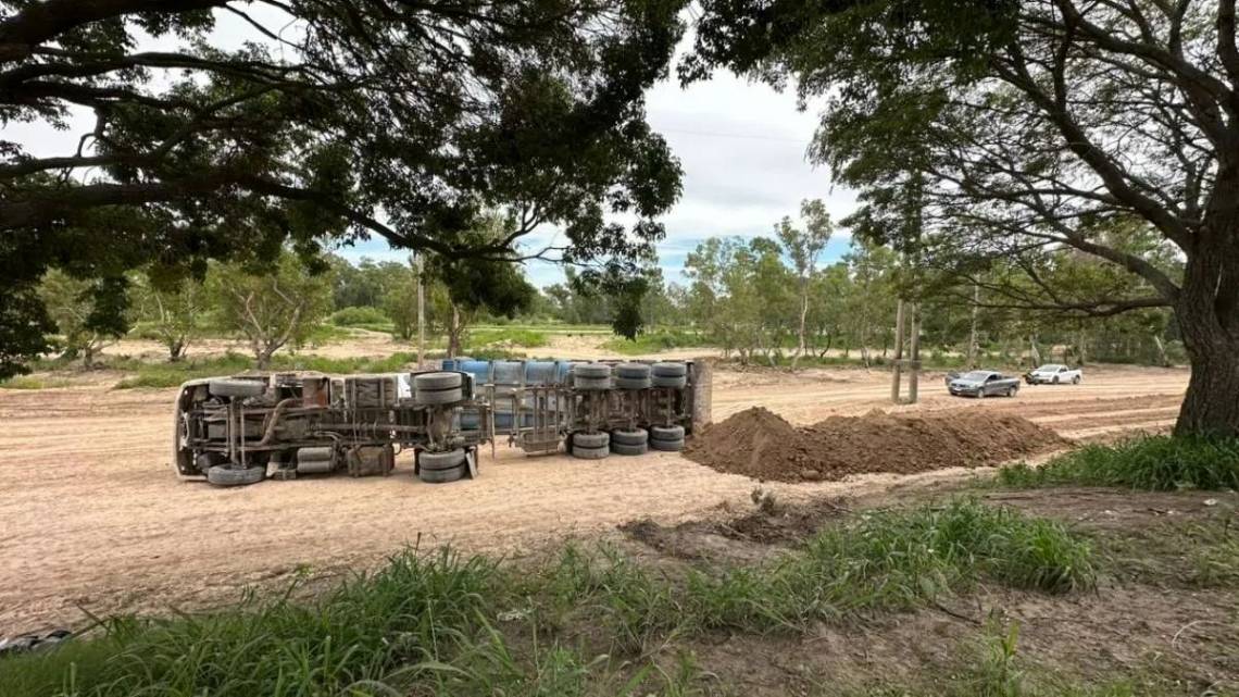 Nuevo puente: un camión volcó mientras descargaba tierra en la zona de obra del acceso a Santa Fe