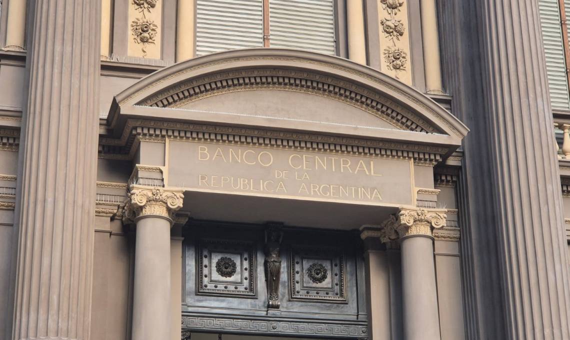 El Banco Central anunció que las bandas de flotación del dólar se actualizarán por inflación