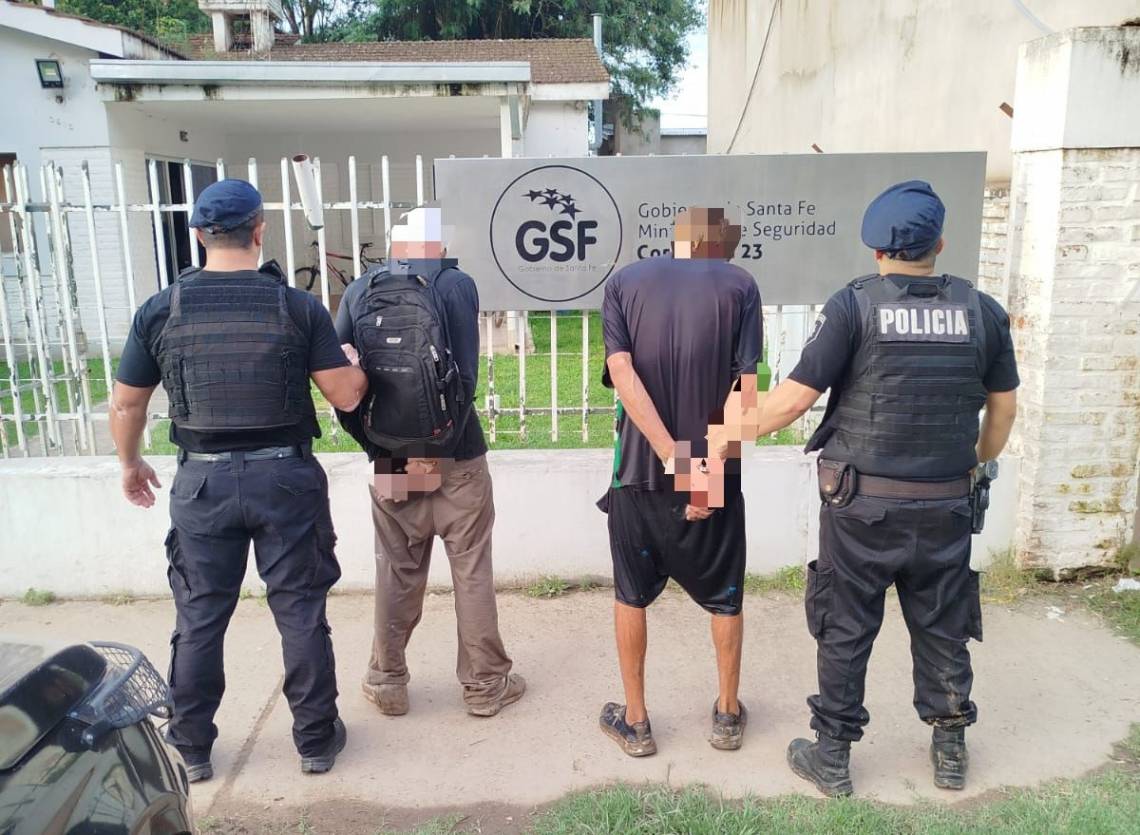 Los detenidos, junto a personal policial, en la Comisaría 23.
