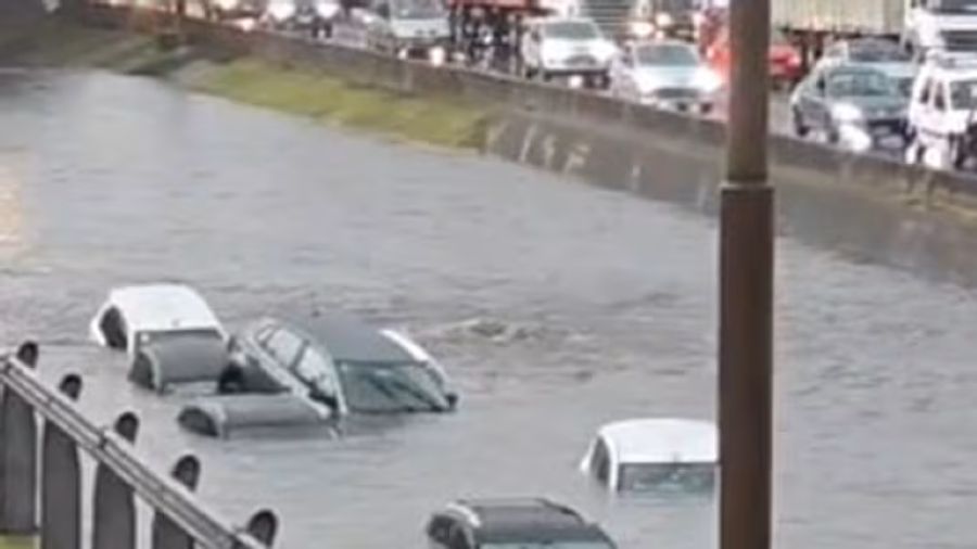 Inundaciones, autos atrapados y cortes de luz tras un diluvio excepcional en Buenos Aires.