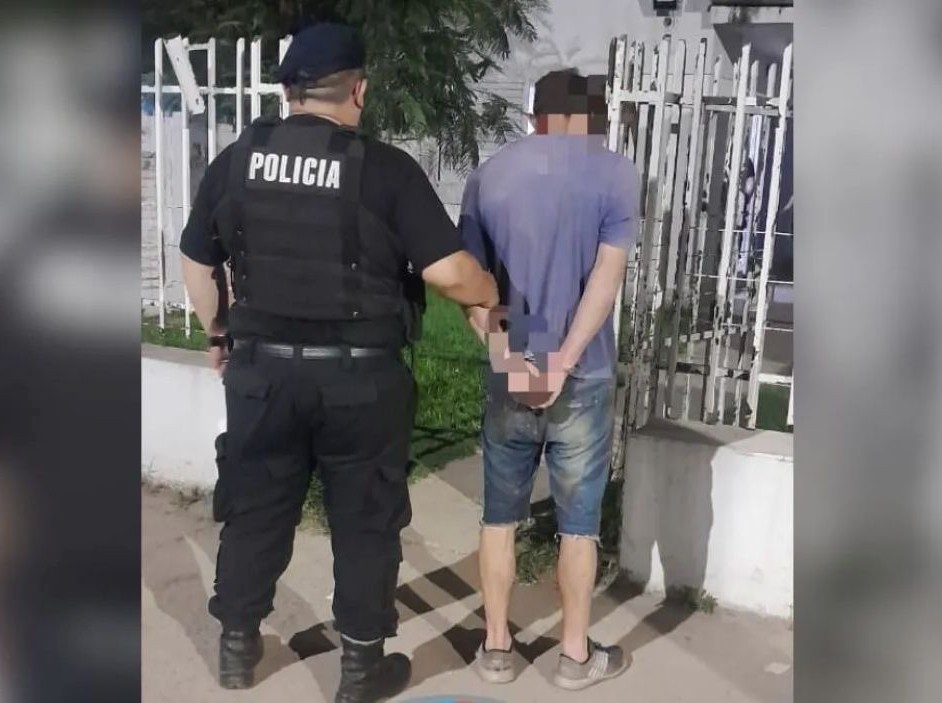 El sujeto, al ser trasladado a la dependencia policial. 