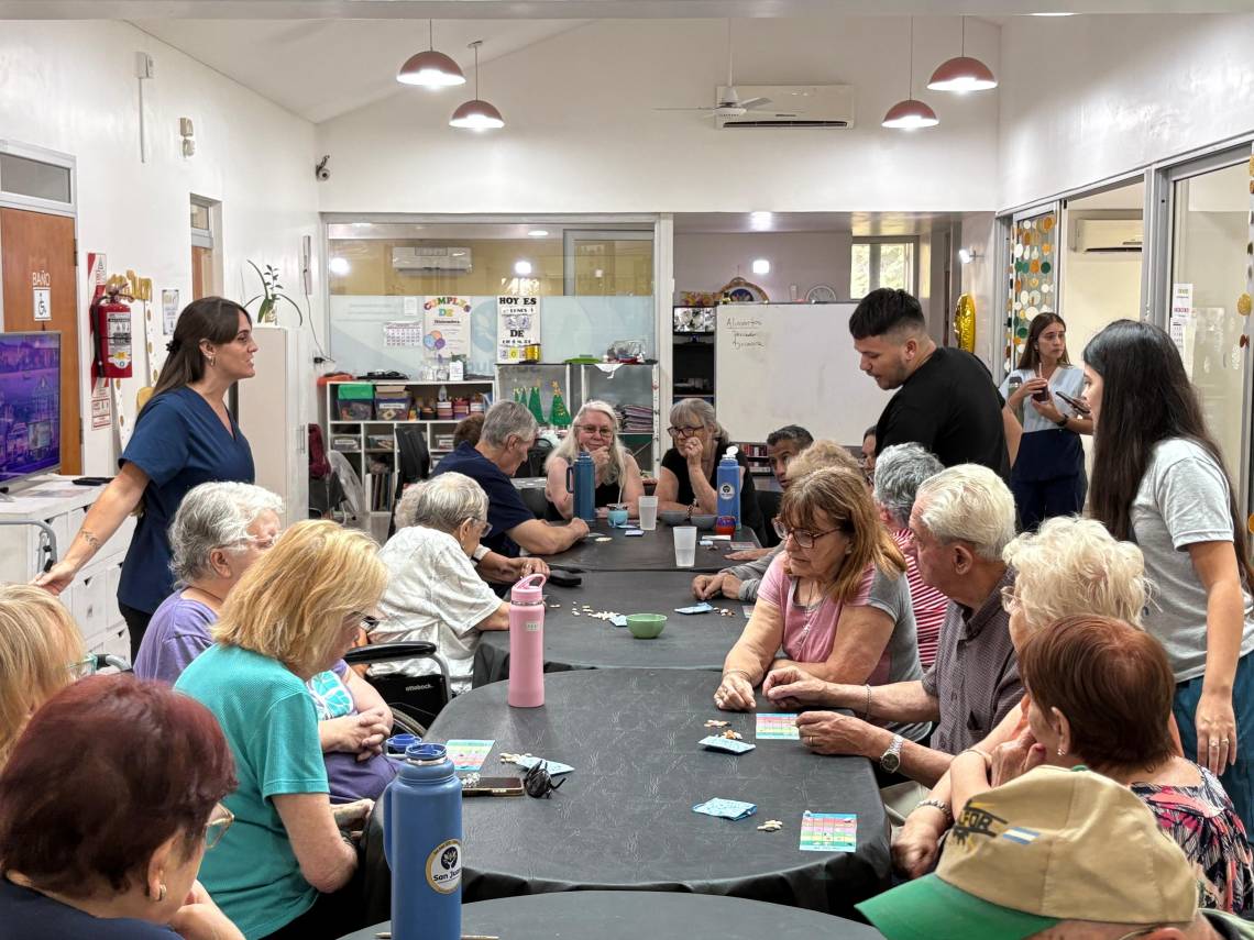 Personas mayores participaron de una charla sobre alimentación saludable en el Centro de Día San Juan