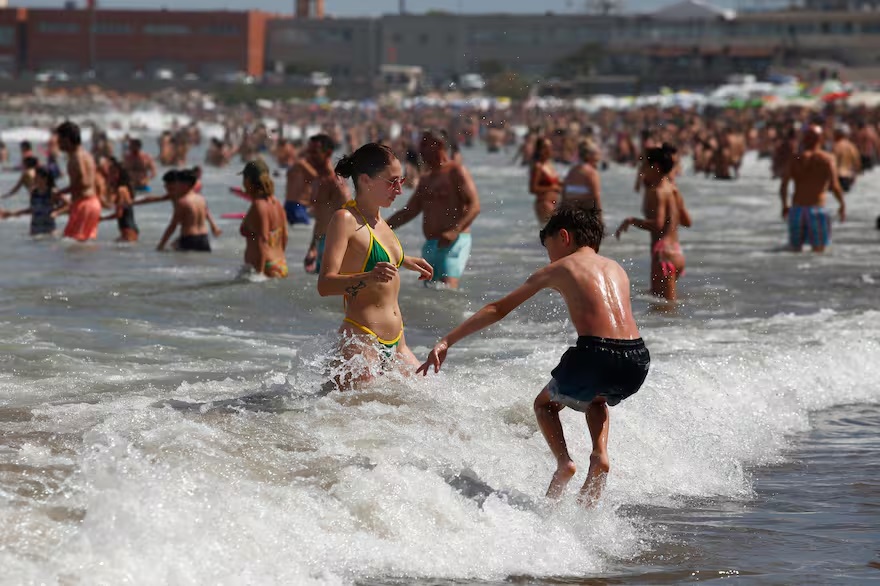 Olas gigantes en la Costa Atlántica: un muerto por un “mini tsunami” en Santa Clara del Mar