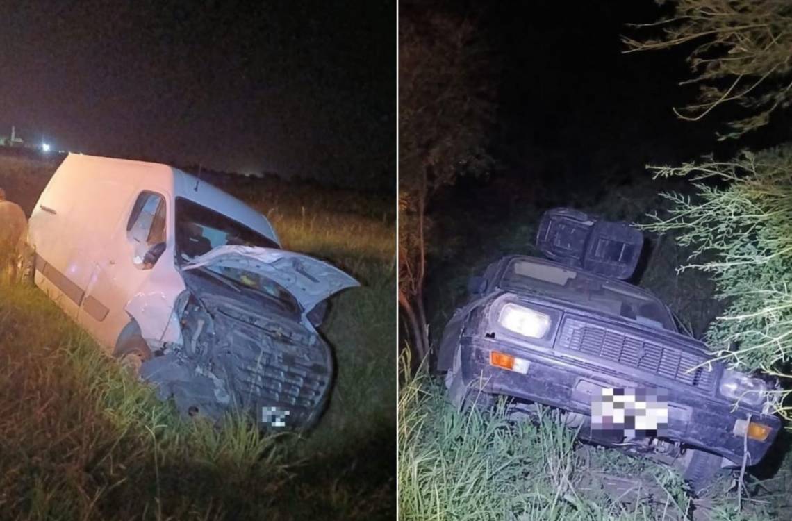 Los vehículos siniestrados terminaron fuera de la calzada.