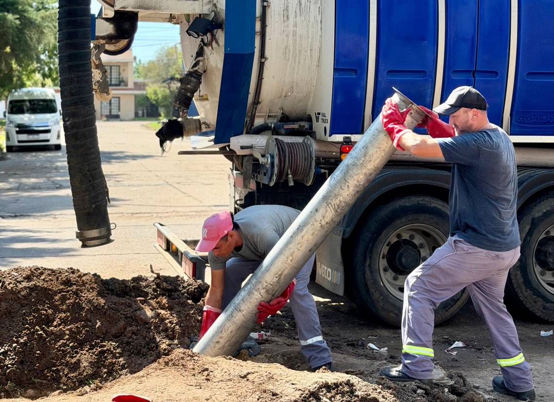 Intervención en la red cloacal: realizaron una reparación sobre calle Buenos Aires al 2700