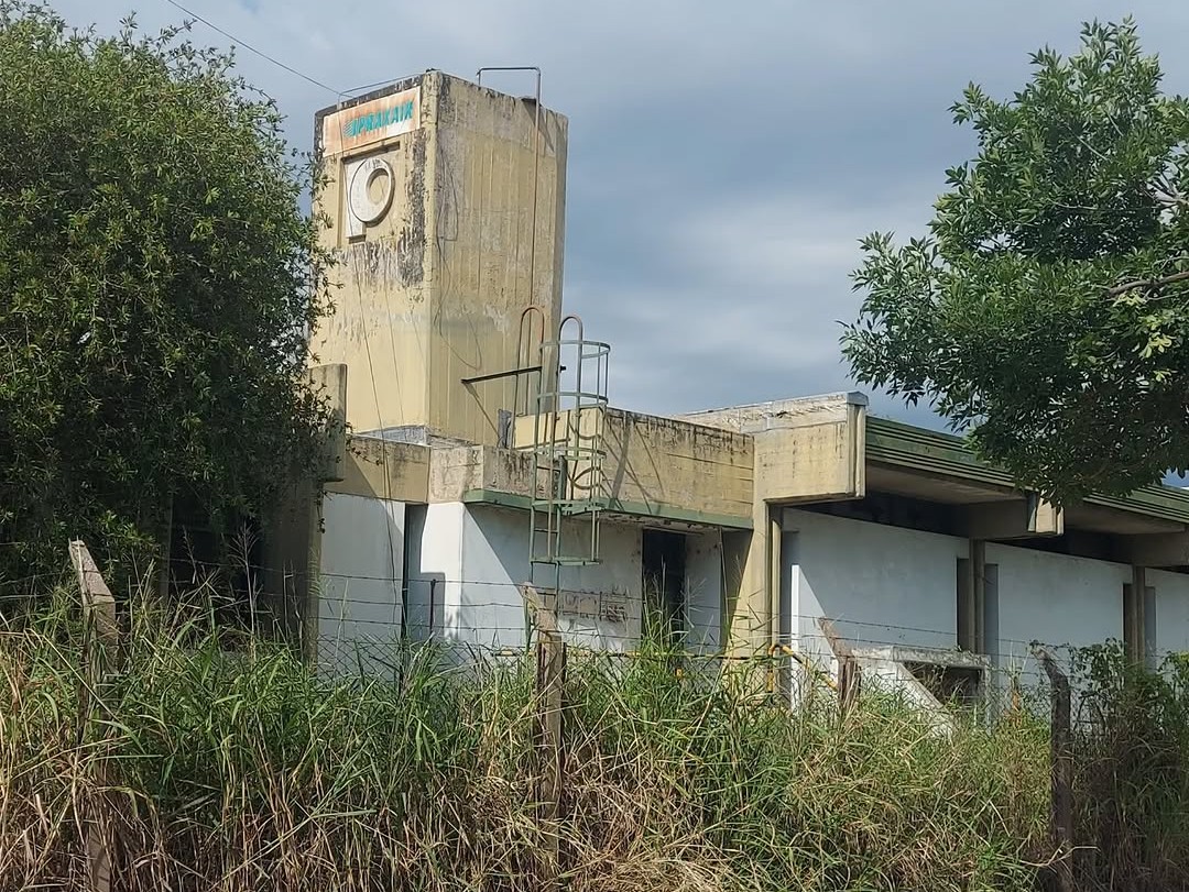 El predio ubicado en Juan José Paso al 3700, donde fue asesinado Jeremías, permanece en total estado de abandono. Vecinos lo señalan como un foco de peligro desde hace años.