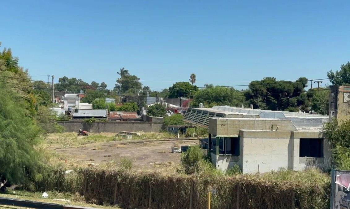 Tras el reclamo de vecinos, comenzaron a limpiar el predio donde mataron a Jeremías Monzón. (Crédito: Aire Digital)
