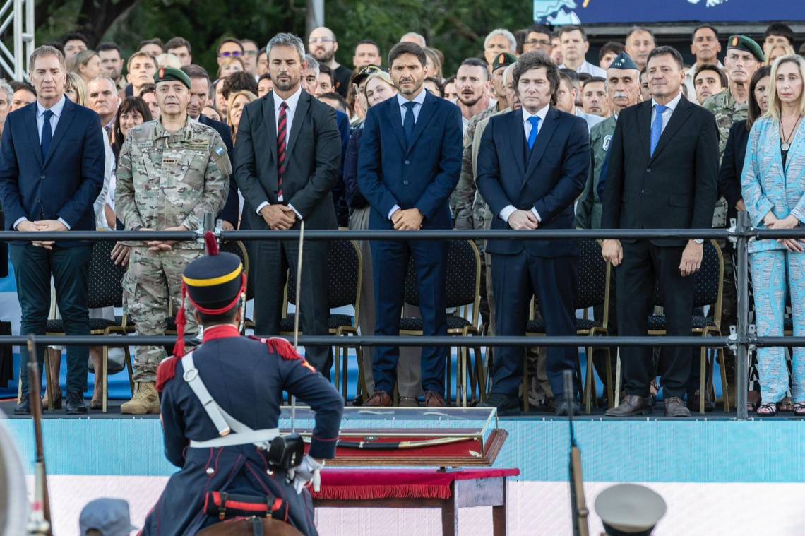 Javier Milei encabezó la entrega del sable corvo de San Martín a los Granaderos. (Foto: GSF)