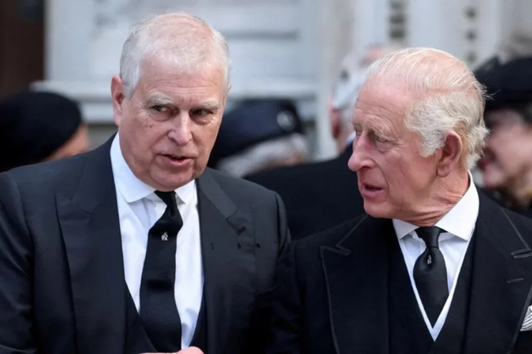 El exprincipe Andres, hermano de Carlos III, es investigado por sus presuntos vínculos con Epstein.