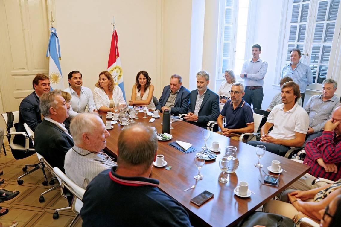 La reunión entre funcionarios y gremios de la salud se realizó en Rosario. (Foto: GSF)