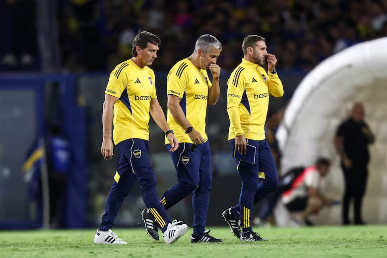 Claudio Úbeda y su cuerpo técnico, en el centro de los cuestionamientos de los hinchas de Boca. (Foto: La Nación)