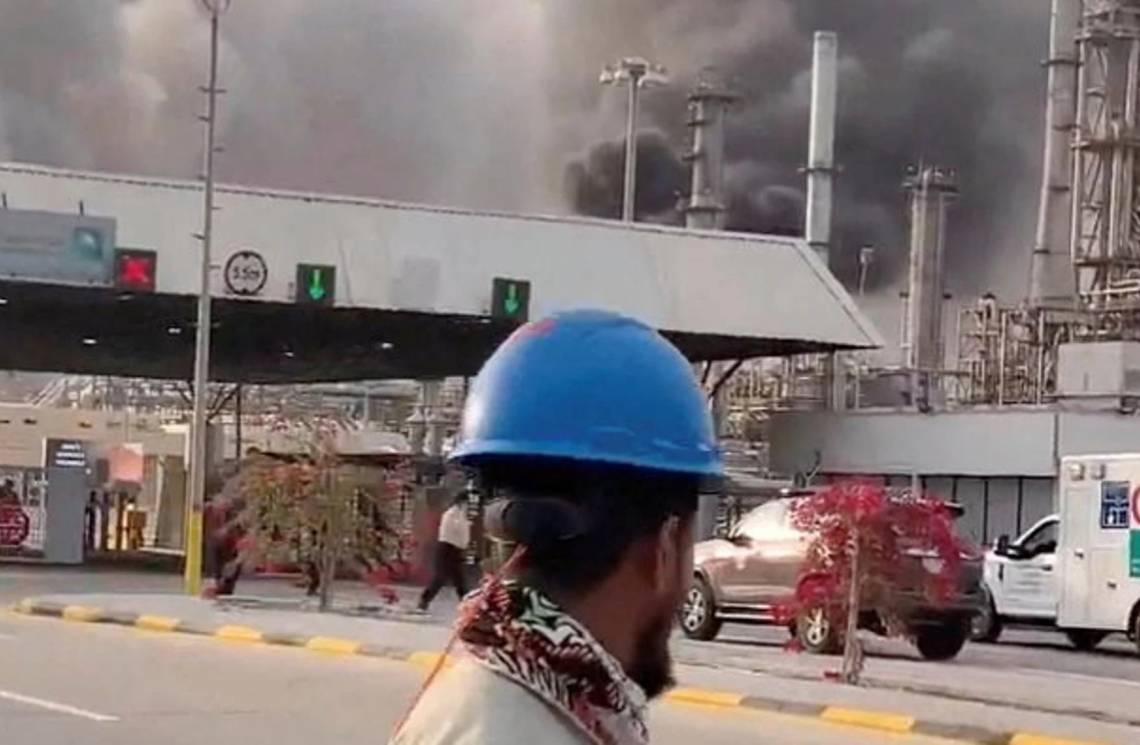 Irán bombardeó una refinería de la mayor petrolera del mundo en Arabia Saudita.