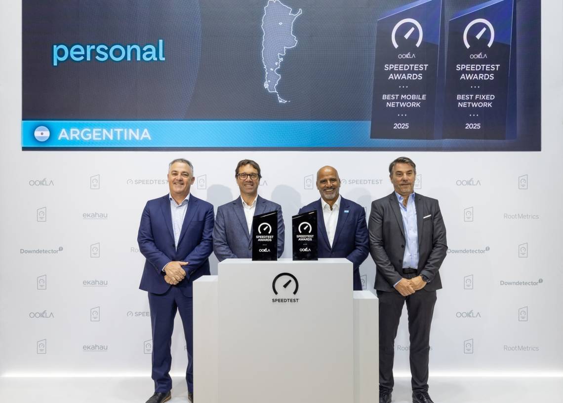 Directivos de Personal reciben el premio a la mejor red fija y móvil de la Argentina.
