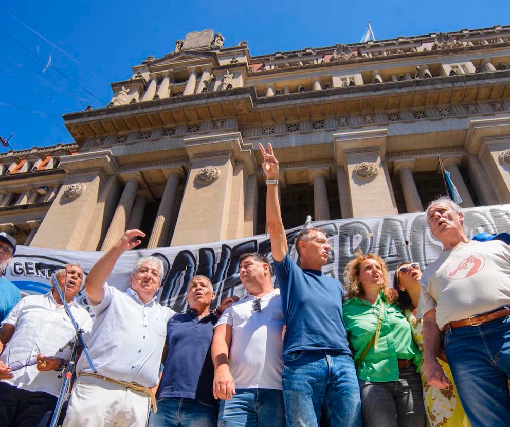 Los líderes de la CGT marcharon ante el Palacio de Tribunales para acompañar la presentación judicial contra la reforma laboral.