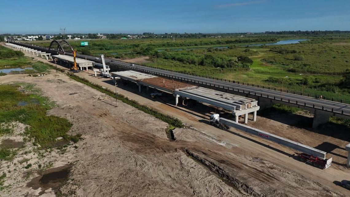 Llegó a la obra del nuevo Puente Carretero la primera viga producida en nuestra ciudad. (Foto: GSF)