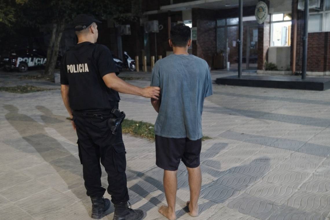 EL jovem, al ser trasladado a la Comisaría 12.