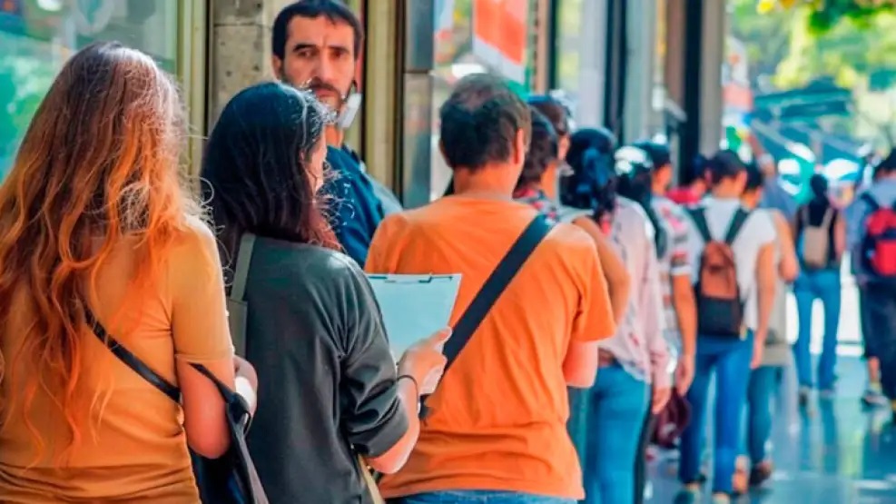 El deterioro del mercado laboral golpea con fuerza a los jóvenes.