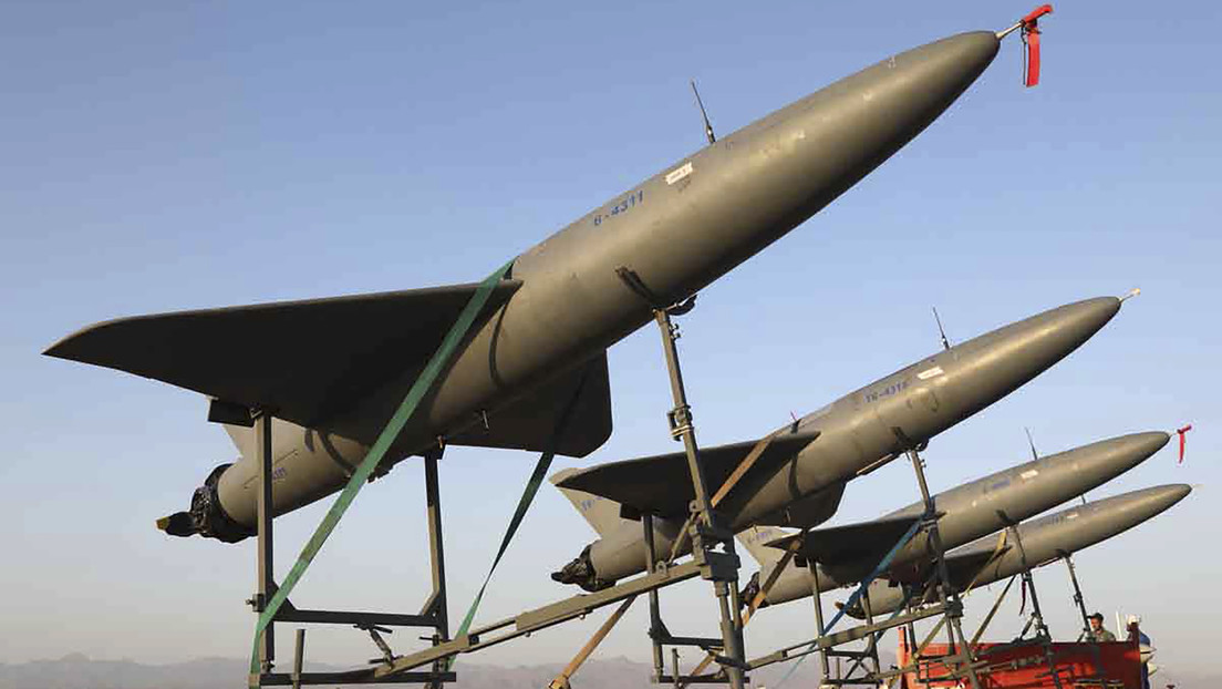 Drones iraníes se preparan para su lanzamiento. (Crédito: Iranian Army / AP)